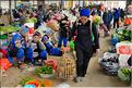 Le marché de Shengcun, dans la région de Yuanyang, est fréquenté par des ethnies hautes en couleurs comme les Yi et les Hani. (118)
