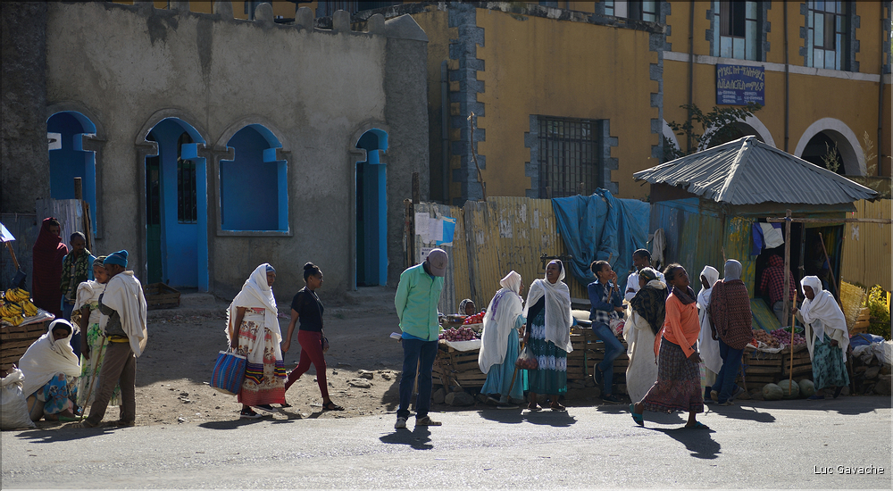 Dans les rues animées de Gondar. (2)