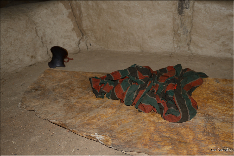 Visite d'un habitat Banna. La hutte principale abrite également un grenier à grains juste au-dessous d'une des chambres. (2)
