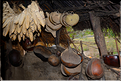 Visite d'un habitat Banna. La hutte principale abrite également un grenier à grains juste au-dessous d'une des chambres. (4)