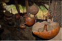 Visite d'un habitat Banna. La hutte principale abrite également un grenier à grains juste au-dessous d'une des chambres. (5)