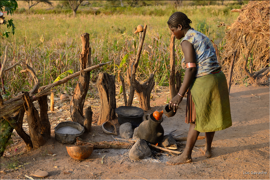Visite d'un habitat Banna. Préparation d'une décoction à base décorces de grains de café. (1) 