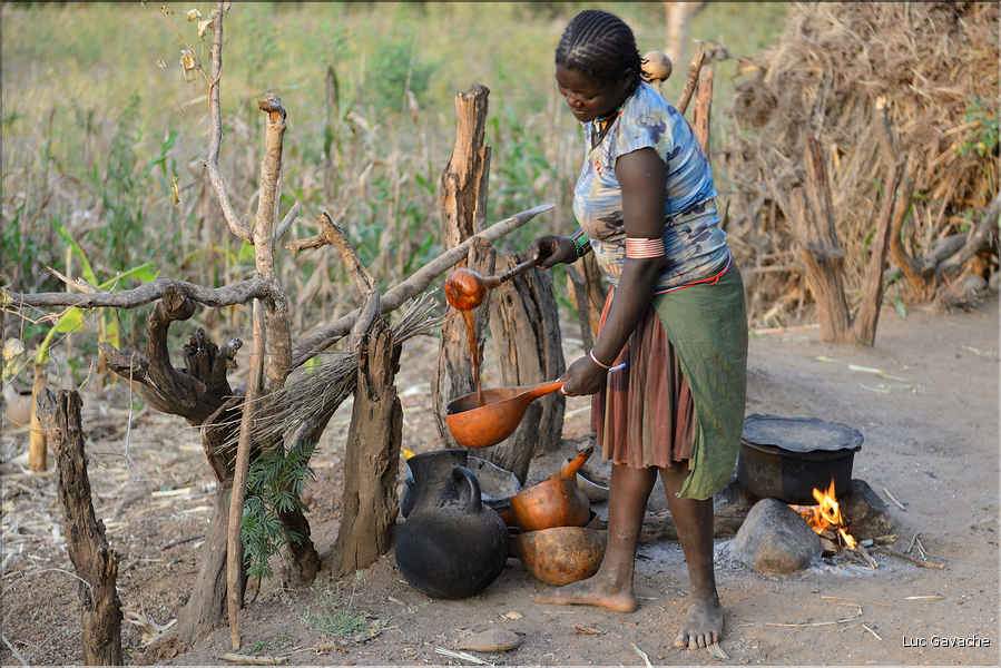 Visite d'un habitat Banna. Préparation d'une décoction à base décorces de grains de café. (3) 