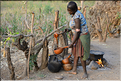 Visite d'un habitat Banna. Préparation d'une décoction à base décorces de grains de café. (3) 