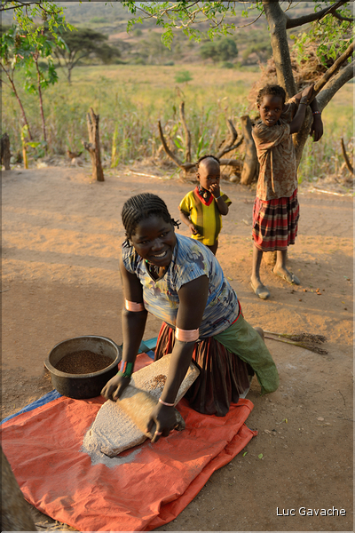 Visite d'un habitat Banna.  Préparatif  pour le repas du soir. (1)
