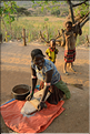 Visite d'un habitat Banna.  Préparatif  pour le repas du soir. (1)