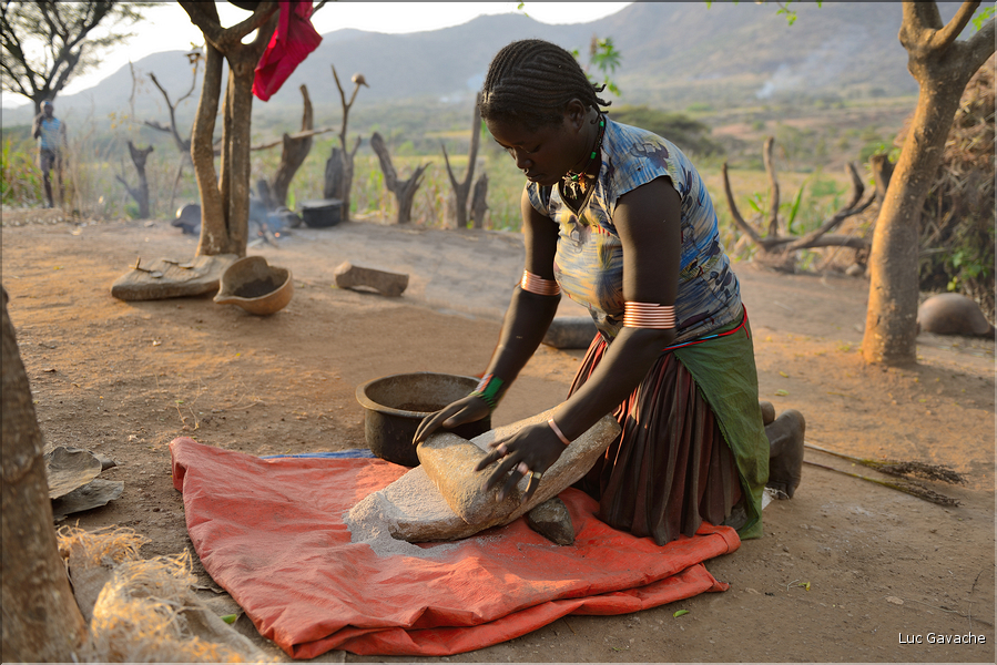 Visite d'un habitat Banna.  Préparatif  pour le repas du soir. (2)