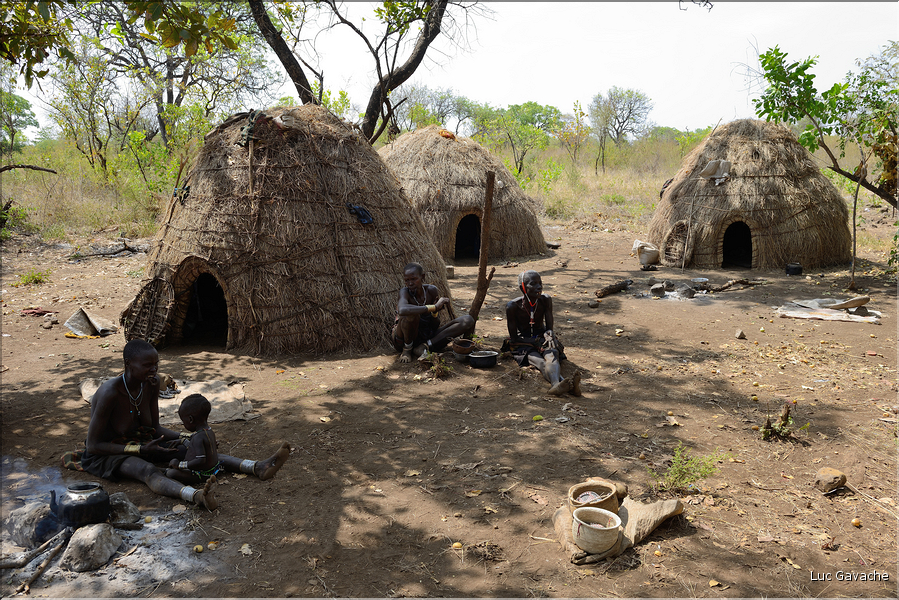 Les Mursi sont semi-nomades et vivent le long du fleuve Omo à la périphérie du parc Mago près de Jinka. (22)