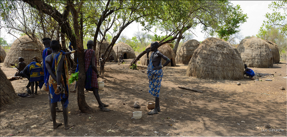 Les Mursi sont semi-nomades et vivent le long du fleuve Omo à la périphérie du parc Mago près de Jinka. (27)