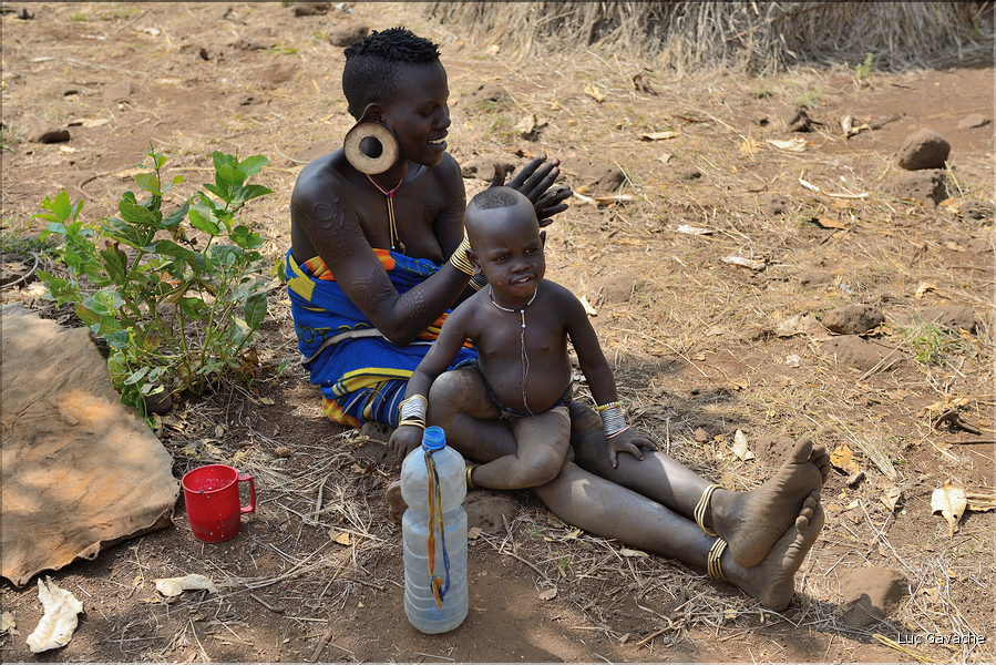 Les femmes Mursi ont des scarifications sur les épaules et les bras, qui sont une sorte de carte d'identité tribale... (1)