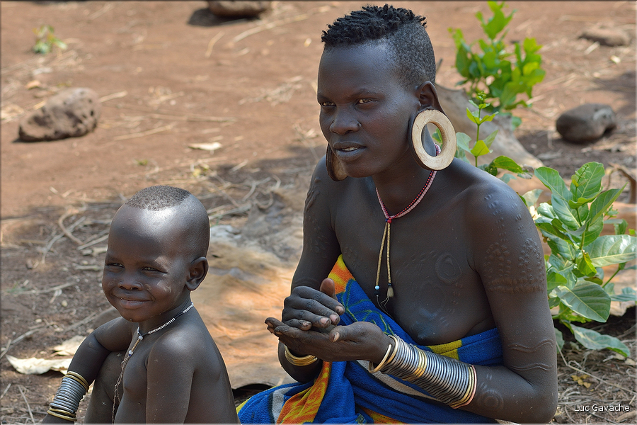 Les femmes Mursi ont des scarifications sur les épaules et les bras, qui sont une sorte de carte d'identité tribale... (2)
