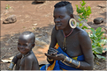 Les femmes Mursi ont des scarifications sur les épaules et les bras, qui sont une sorte de carte d'identité tribale... (2)