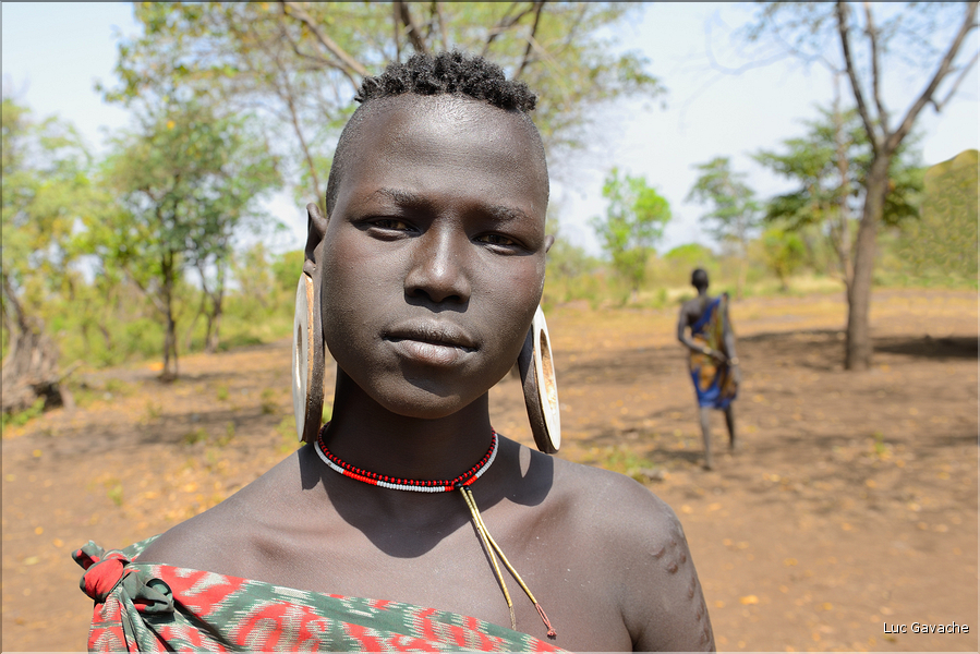 ..., elles se percent également les lobes d'oreille afin d'y insérer des disques de bois de plus en plus grands. (3)
