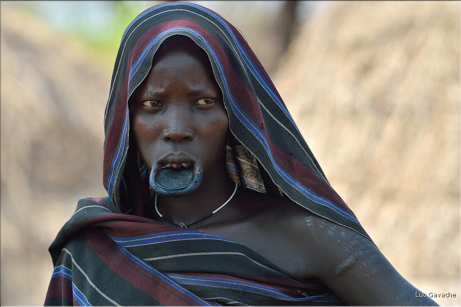 Les femmes de caste élevée portent également un disque fait d'argile, nommé dhébé. (1)