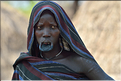 Les femmes de caste élevée portent également un disque fait d'argile, nommé dhébé. (1)