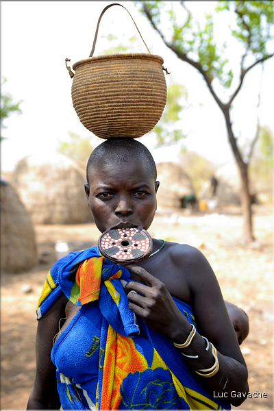 Les femmes de caste élevée portent également un disque fait d'argile, nommé dhébé. (3)