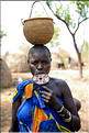 Les femmes de caste élevée portent également un disque fait d'argile, nommé dhébé. (3)