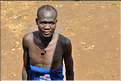 Les hommes arborent également des scarifications, qui souvent commémorent un acte de bravoure.