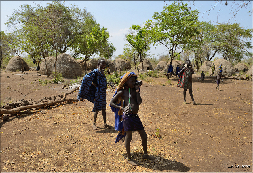 Les Mursi ne sont pas très nombreux puisqu'on en recense moins de 10.000 individus. (3)
