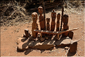 Chez les Konso, subsistent les waka, ces petits totems funéraires. (2)