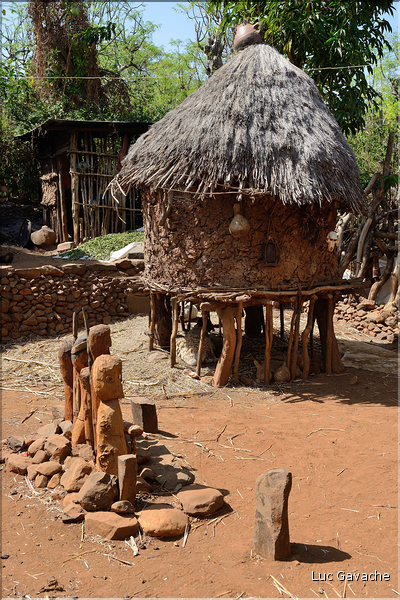 Chez les Konso, subsistent les waka, ces petits totems funéraires. (3)