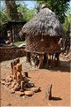 Chez les Konso, subsistent les waka, ces petits totems funéraires. (3)