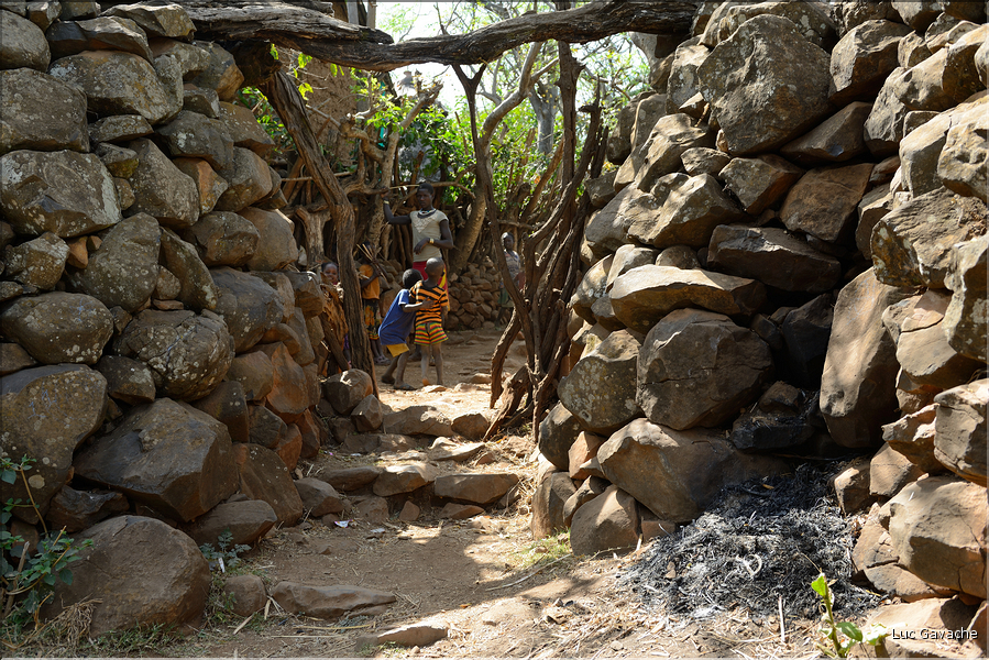 Les villages Konso sont entourés de plusieurs fortifications concentrique en pierres. (1)