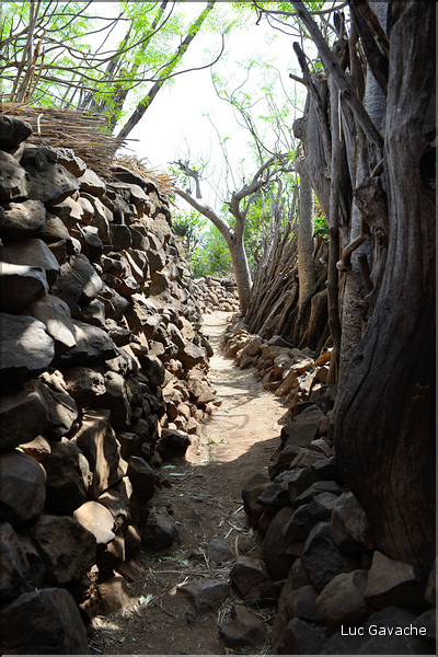 Les villages Konso sont entourés de plusieurs fortifications concentrique en pierres. (2)
