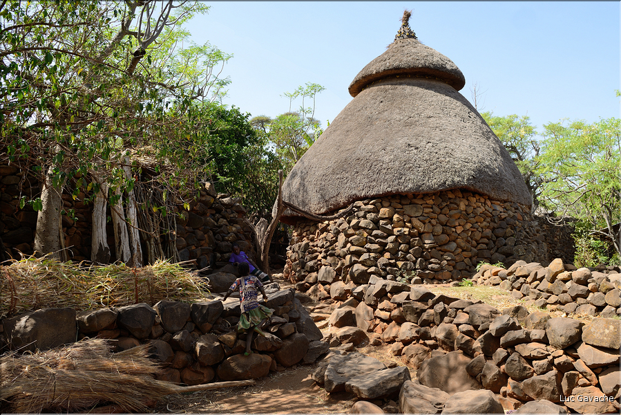 Les moras sont construits tous les 18 ans pour chaque génération. Ces pôles occupent une place importante dans la vie sociale des Konso. (1)