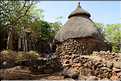 Les moras sont construits tous les 18 ans pour chaque génération. Ces pôles occupent une place importante dans la vie sociale des Konso. (1)