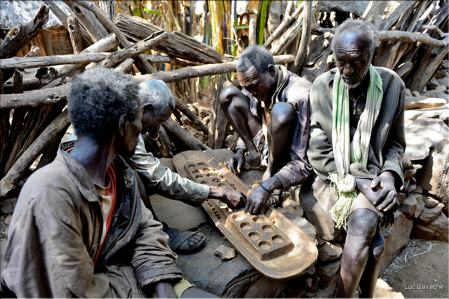 Les moras sont construits tous les 18 ans pour chaque génération. Ces pôles occupent une place importante dans la vie sociale des Konso. (5)