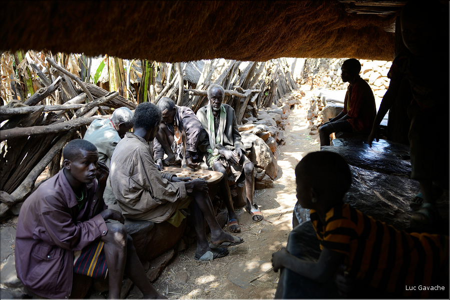 Les moras sont construits tous les 18 ans pour chaque génération. Ces pôles occupent une place importante dans la vie sociale des Konso. (6)