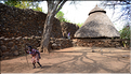 Les moras sont construits tous les 18 ans pour chaque génération. Ces pôles occupent une place importante dans la vie sociale des Konso. (7)