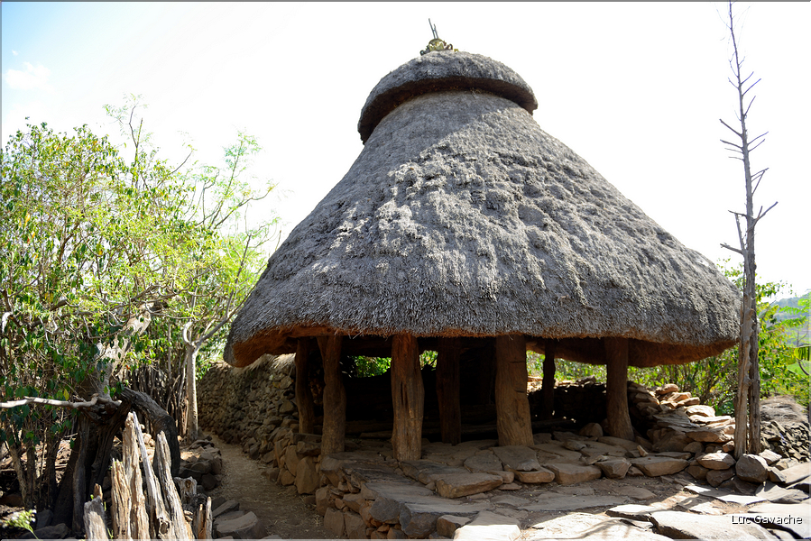 Les moras sont construits tous les 18 ans pour chaque génération. Ces pôles occupent une place importante dans la vie sociale des Konso. (10)