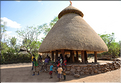 Les moras sont construits tous les 18 ans pour chaque génération. Ces pôles occupent une place importante dans la vie sociale des Konso. (14)