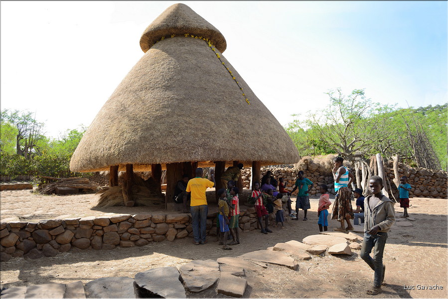 Les moras sont construits tous les 18 ans pour chaque génération. Ces pôles occupent une place importante dans la vie sociale des Konso. (15)