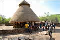 Les moras sont construits tous les 18 ans pour chaque génération. Ces pôles occupent une place importante dans la vie sociale des Konso. (15)