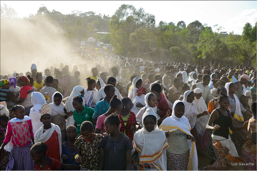 Au cours de l'avancé du cortège, différentes églises le rejoignent. (2)