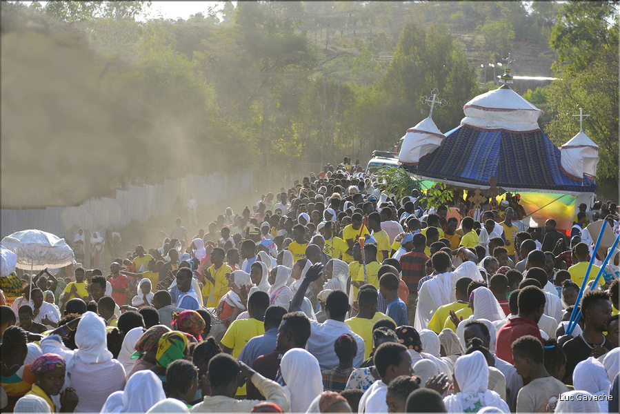 Au cours de l'avancé du cortège, différentes églises le rejoignent. (6)