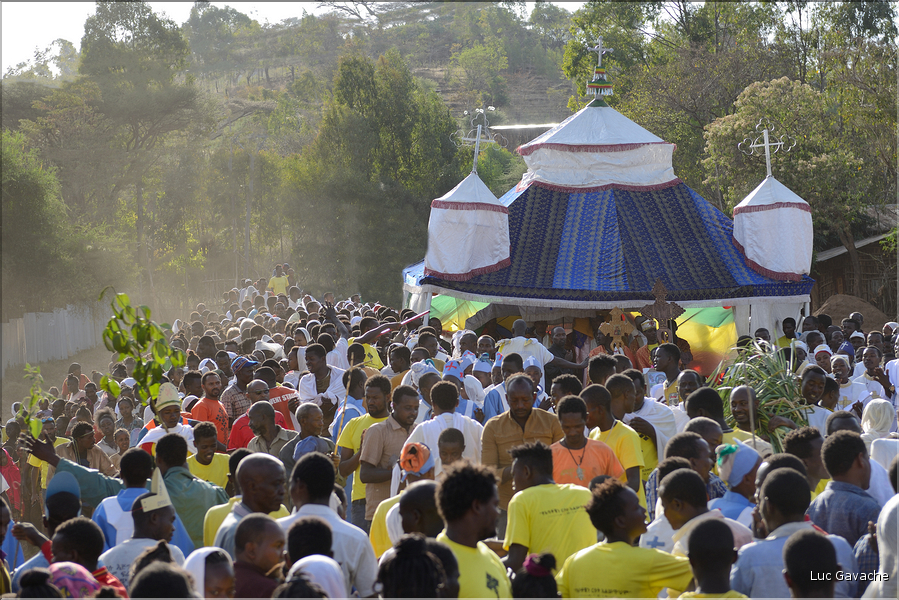 Au cours de l'avancé du cortège, différentes églises le rejoignent. (7)