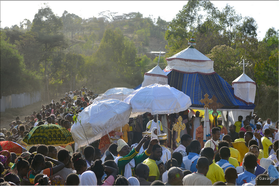 Au cours de l'avancé du cortège, différentes églises le rejoignent. (8)