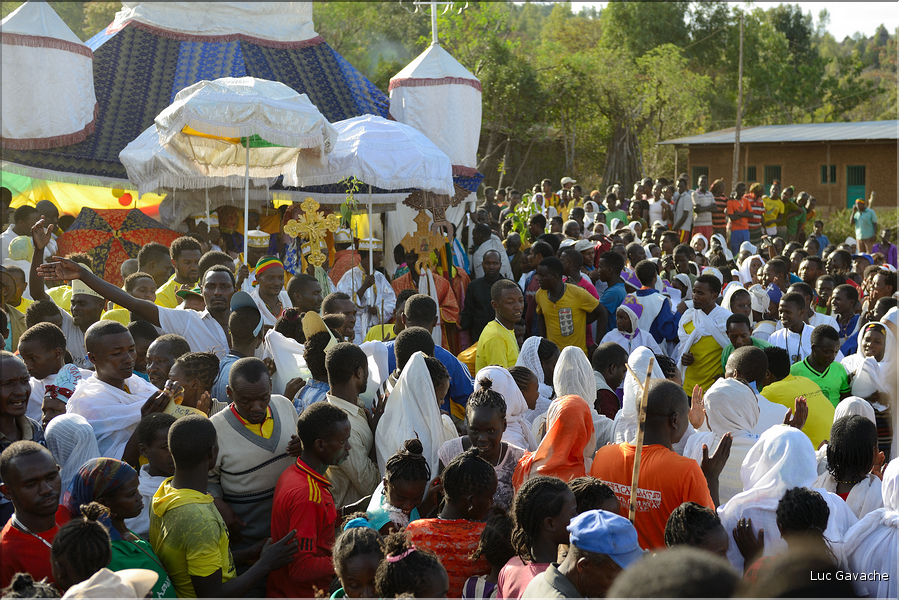 Au cours de l'avancé du cortège, différentes églises le rejoignent. (10)