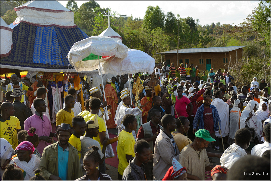 Au cours de l'avancé du cortège, différentes églises le rejoignent. (11)