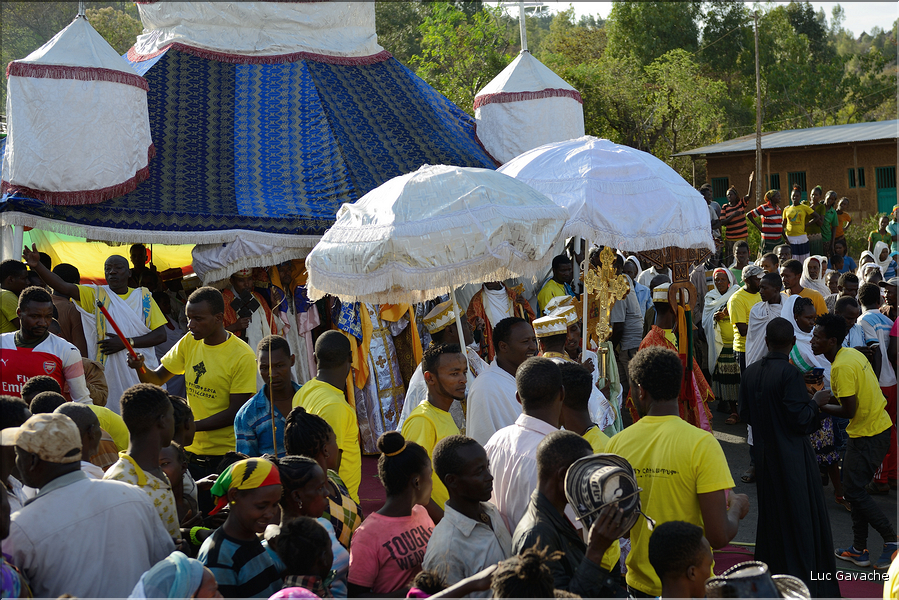 Au cours de l'avancé du cortège, différentes églises le rejoignent. (12)