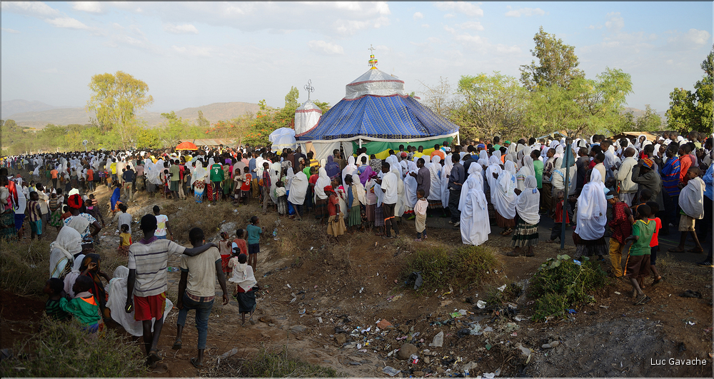 Une nouvelle église rejoint le cortège de la fête du Timkat. (7)