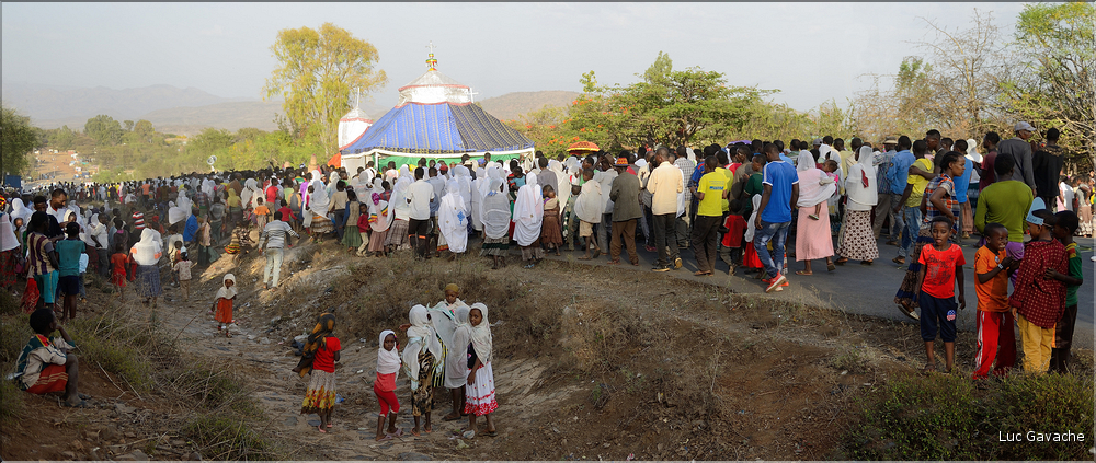Une nouvelle église rejoint le cortège de la fête du Timkat. (8)