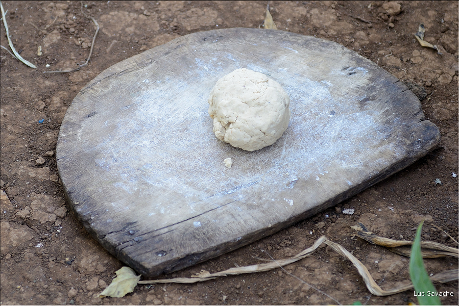 Après plusieurs semaines de fermentation on en tire une pâte qui servira à faire une galette. (3)