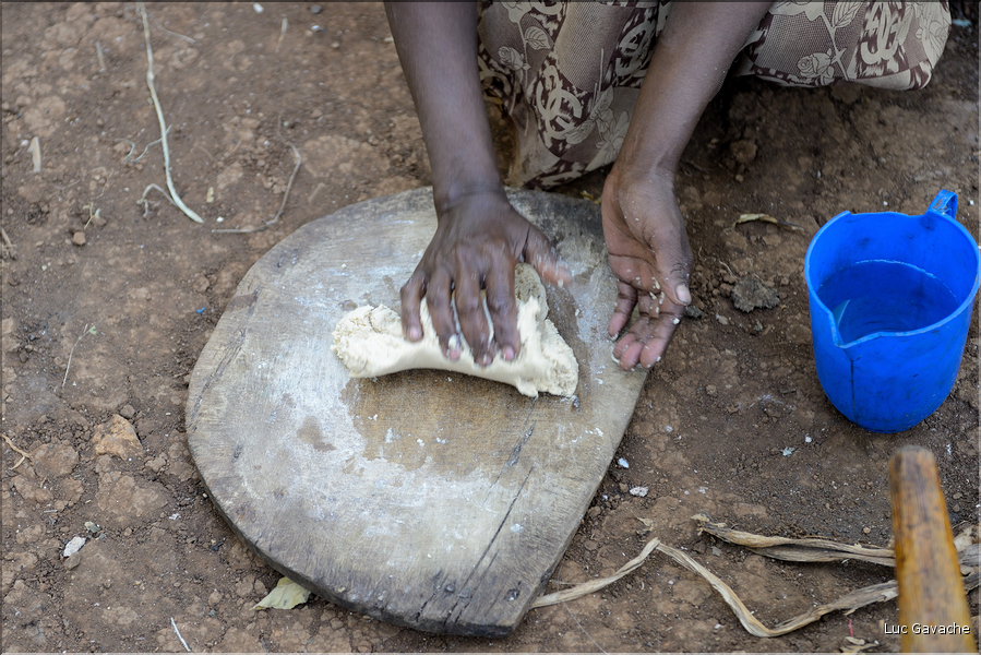 Après plusieurs semaines de fermentation on en tire une pâte qui servira à faire une galette. (5)