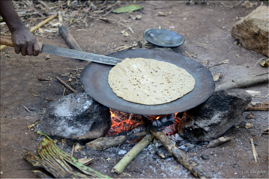 Après quelques minutes de cuisson, elle est consommée avec une sauce au piment ou avec du miel. (5)