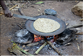 Après quelques minutes de cuisson, elle est consommée avec une sauce au piment ou avec du miel. (5)